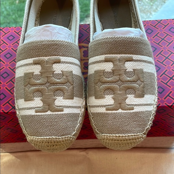 New In Box Tory Burch Beige Espadrilles with Logo. Size 7. - Picture 2 of 8